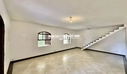 Casa Assobradada com Varanda, Quintal e Anexo com Churrasqueira. FL23