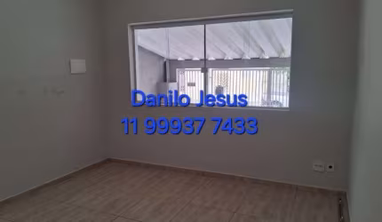 Casa com 2 dormitórios, 2 vagasde garagem e edicula. FL51
