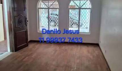 Casa com 3 dormitórios, 2 vagas de garagem, edicula e depósito. FL51