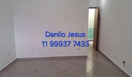 Casa com 1 dormitório e quintal compartilhado. FL51