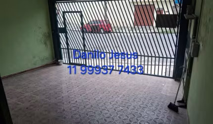 Casa com 2 dormitórios, 1 vaga, quintal compartilhado. FL51