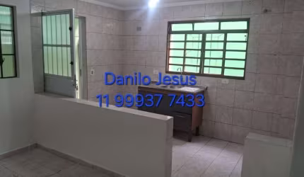 Casa com 1 dormitório, 1 banheiro e quintal compartilhado. FL51