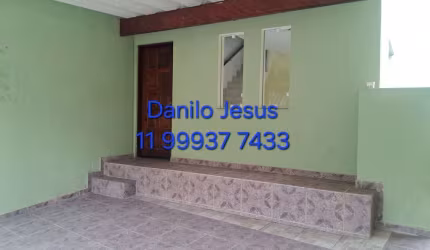 Casa com 2 dormitórios, 1 vaga de garagem, quintal compartilhado. FL51