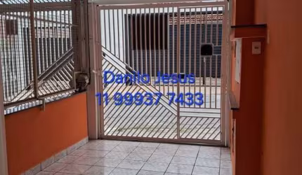Casa com 1 dormitório e 1 vaga de garagem. FL51