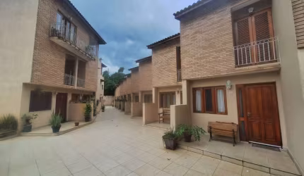 CASA EM CONDOMINIO COM 2 SUITES E 2 DORMITORIOS FL26