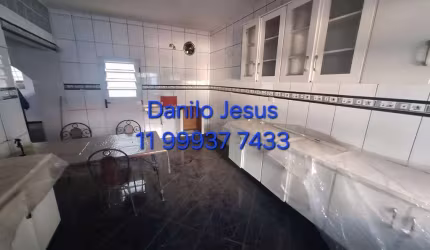 Casa com 3 dormitórios, 2 vagas e quintal. FL51