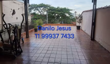 Casa com 2 dormitórios, terraço e 2 vagas de garagem. FL51