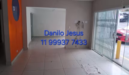 Salão comercial com estacionamento, 2 banheiros e refeitório. FL51