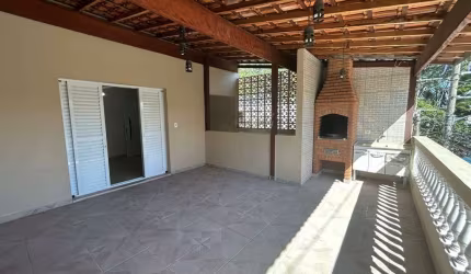 EXCELENTE CASA TERREA ASSOBRADA, 4 VAGAS FL37