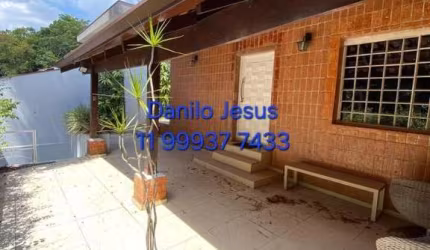 Casa com 5 dormitórios, 5 banheiros e2 vagas. FL51