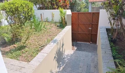 Sobrado na Vila Universitária - 300m², 3 Quartos (1 Suíte) + 2 Vagas - FL12