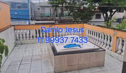 Casa com 3 dormitórios com ar condicionado, 3 vagas e quintal com churrasqueira. FL51