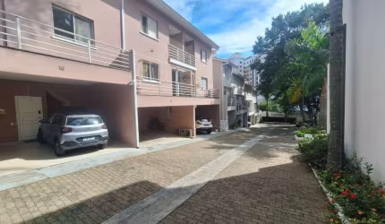SOBRADO EM CONDOMINIO COM 3 DORMITORIOS E QUINTAL COM CHURRSAQUEIRA FL26