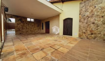 Casa com 3 dormitórios para alugar, 250 m² por R$ 2.825,00/mês - Vila Jaboticabeira - Taubaté/SP