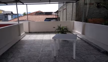 Casa com ótima localização na Trindade - com terraço e 2 quartos  - São Gonçalo