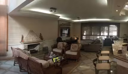 Casa dos Sonhos com Piscina, 3 Suítes, 3 Vagas de Garagem e 7 Banheiros, Linda.