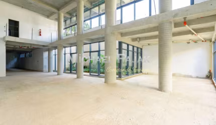 Conjunto comercial com 897m²