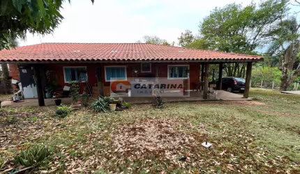 BELÍSSIMA CHÁCARA EM CONDOMÍNIO!
