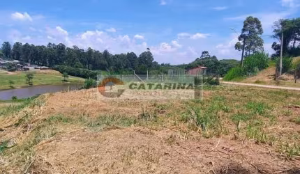 Belíssimo terreno em condomínio fechado com vista e fundos para o lago do condomínio!