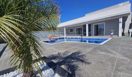 Casa moderna em fase de acabamento, em condomínio!