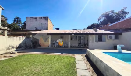 Edicula com piscina em um terreno com 490m²