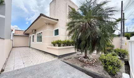 Casa com 2 quartos à venda na dos Ingas, 85, Madri, Palhoça por R$ 580.000