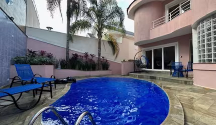 CASA EM COND. FECHADO A VENDA EM SBC, 05 SUÍTES, ÁREA GOURMET, PISCINA !!