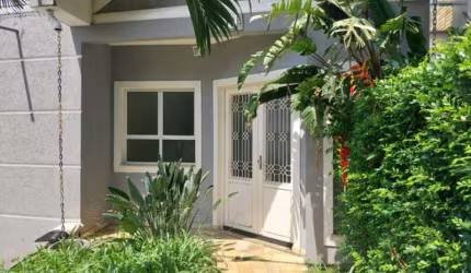 CASA EM COND FECHADO EM ARUÃ, 04 DORMITÓRIOS, 02 SUÍTES, PISCINA, CHURRASQUEIRA, 06 VAGAS !!