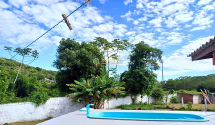 Á venda! Amplo terreno, 4 quartos e piscina privativa na Cachoeira do Bom Jesus.