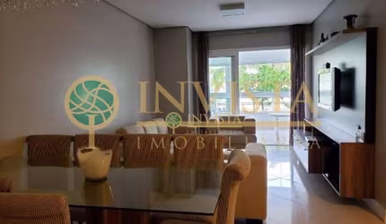 À venda na Praia de Jurerê Internacional! Sacada com churrasqueira, 151m², semi mobiliado, 3 suítes e 2 vagas de garagem.