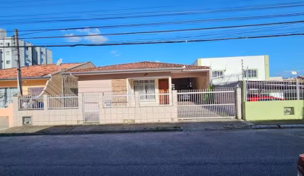 3 quartos, sedo 1 suíte, amplo quintal e 3 vagas em Barreiros - Á venda em São José