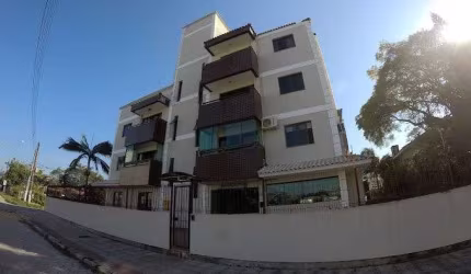 À venda na Praia de Canasvieiras! Terraço privativo, 2 quartos e 1 vaga de garagem.
