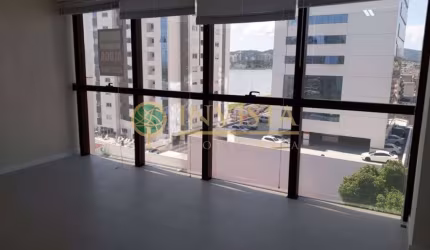Sala comercial com vista para a Beira Mar continental no Estreito