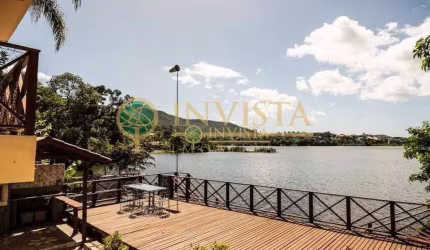 De frente para Lagoa da Conceição, área gourmet com deck e churrasqueira, 3 quartos e hidromassagem - À venda.