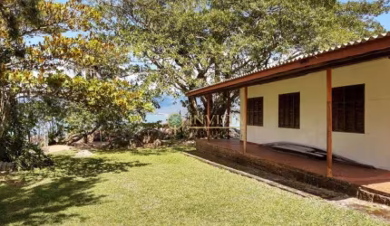 Pé na areia com praia particular, 3 quartos e 10 vagas no Ribeirão da Ilha - Á venda em Florianópolis