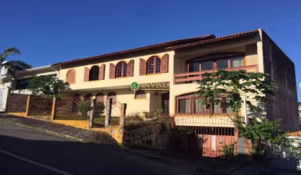 Próximo à academia Academia Smart Fit, com 4 quartos e 2 vagas. Á venda em Coqueiros - Florianópolis