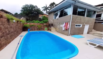 Casa com piscina e 2 quartos à venda no Itacorubi.