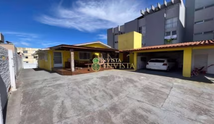 À venda em Coqueiros! 700m², 3 quartos e área externa com churrasqueira