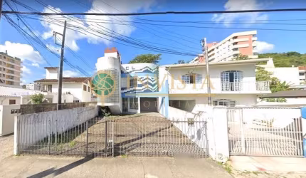 Próximo ao centro da cidade, Prédio comercial com 3 salas e 5 vagas