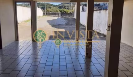 3 quartos, sacadas, amplo quintal, 4 vagas - À venda na Praia Comprida - São José.