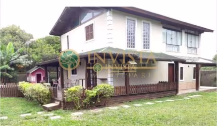À venda próximo a Praia do Moçambique! 900m², 3 quartos, churrasqueira e 4 vagas de garagem.