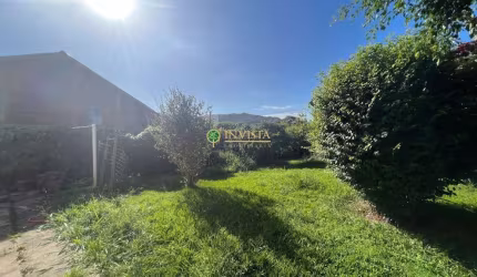 Excelente localização! Casa à venda com amplo terreno no bairro Campeche.