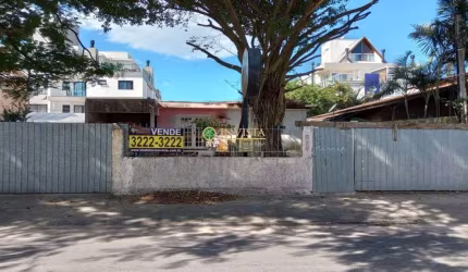 Terreno de 369,50m², todo murado, com 2 casas no Morro das Pedras - Á venda em Florianópolis
