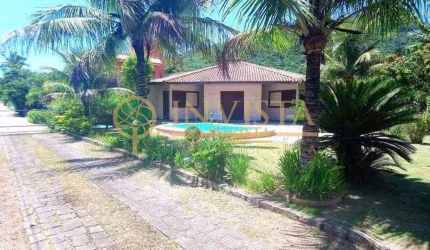 Casa em Condomínio Fechado - À venda no Pântano do Sul.