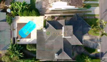 Condominio fechado, área externa com piscina e churrasqueira.