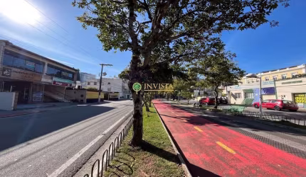 À venda na Avenida Hercílio Luz! Casa com 3 pavimentos e 297m² privativos.