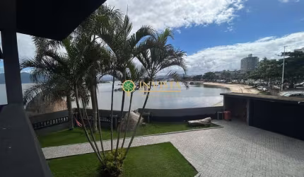 À venda de frente para o Mar em Coqueiros! 5 quartos, 7 banheiros, piscina privativa e 3 vagas de garagem.