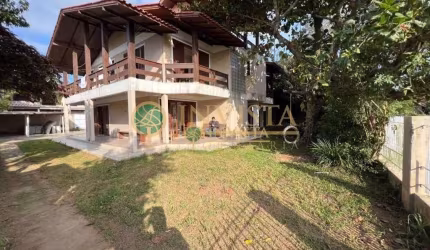À venda na Praia da Pinheira! Casa de 2 pavimentos, 7 quartos e 6 vagas de garagem.