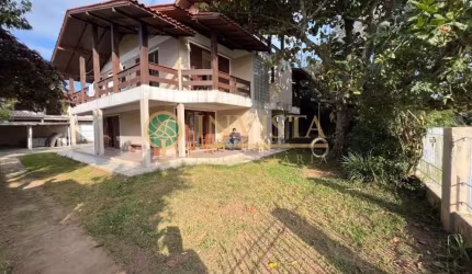 À venda na Praia da Pinheira! Casa de 2 pavimentos, 7 quartos e 6 vagas de garagem.