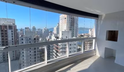 À venda em Itapema, Meia Praia! Frente Mar, 3 quartos (todos suítes) e 3 vagas de garagem.